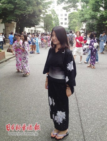 中国留学生入乡随俗体验日本大学“浴衣日”(图)