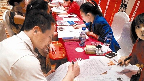 中介收费“随口咵”家长担心挨宰DIY办留学