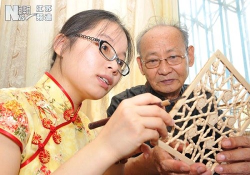90后女海归拜师学编鸟笼看好市场“钱”景(图)