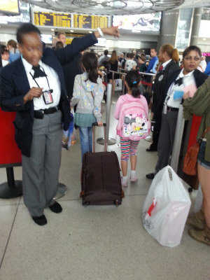 赴美中国小游学生被“航寄”回家锻炼独立能力