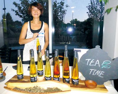 留学生海外创业辟蹊径泡椒凤爪冷泡茶抓住洋人胃