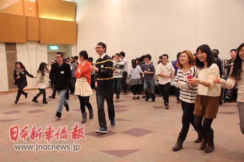 东京遇数十年最大降雪中日学生不畏严寒欢聚交流