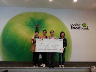 德州大学中国留学生参加休斯敦食物银行志愿活动