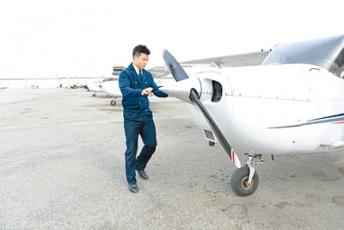 90后留学生加拿大学飞行多为中国航空公司委托生