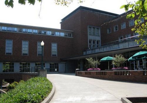 中国留学生为美大学翻修捐款2.5万校方留匾纪念