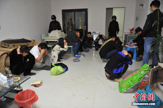 装满20辆大巴传销组织揭秘：每天洗脑两年包挣千万