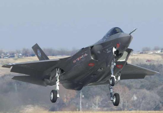 英媒:F-35B战机降落时可能烧坏英军航母甲板