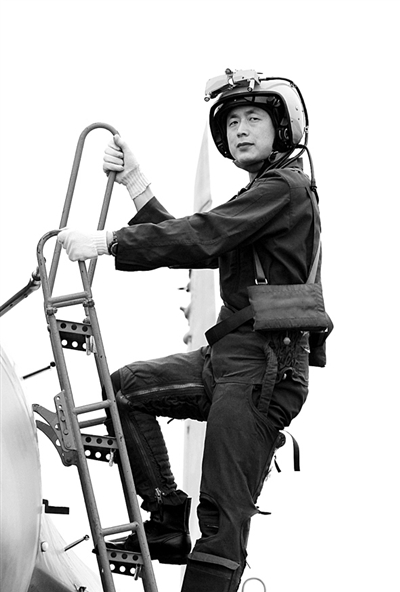 中国特级飞行员在新型战机空战比武中总分第一