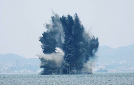 日本海上自卫队爆破处理二战美军遗留水雷(图)