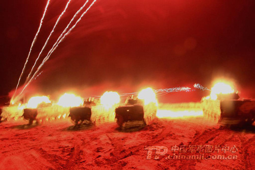 中国空降兵战车夜间复杂环境下实弹射击(图)