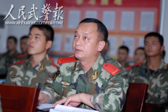 武警少校赴基层部队当兵重点训练警棍盾牌操
