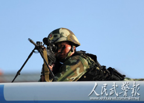 直击武警特战分队实战演习狙击手占领制高点