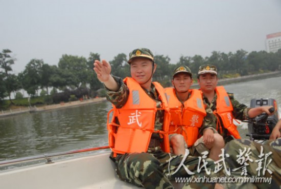 铜陵武警进行水上演练提升抢险救灾能力