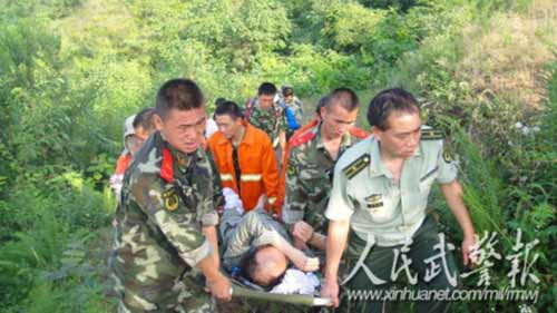 陕西安康武警成功营救登山遇险群众