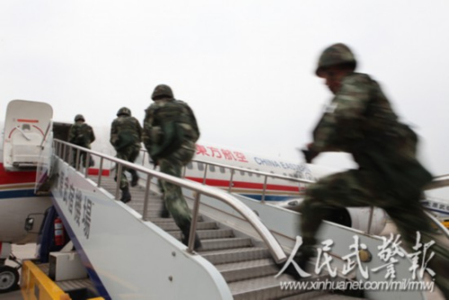 武警部队演练成建制航空投送提升远程处突能力