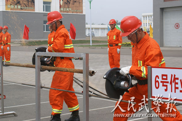 武警内蒙古某部开展应急抢险救援演练(图)