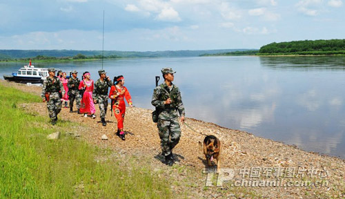 中国边防战士携手鄂族女兵共守祖国北疆(图)