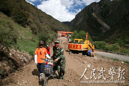 武警部队奋战七昼夜抢修川藏公路塌方路段