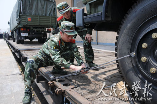 江西武警部队展开装卸训练提高远程输送能力