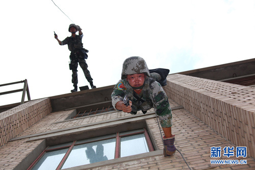 解放军枪王苦练心理素质深夜到坟场对视墓碑