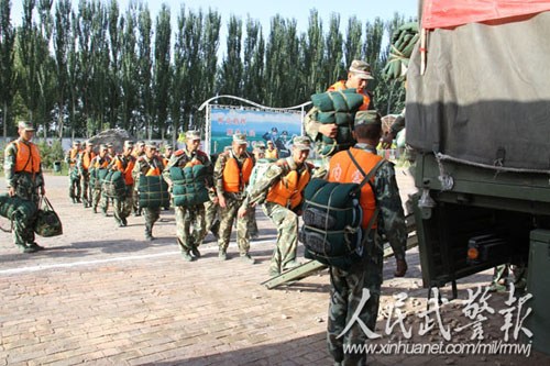 内蒙古武警参加抗洪抢险任务全力加固堤坝