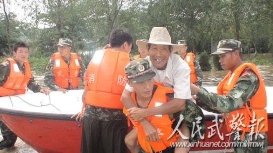 山东临沂武警洪水中解救146名群众(图)
