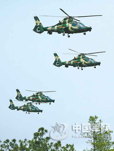 中国陆航新型战机参加最大直升机群紧急战斗演练