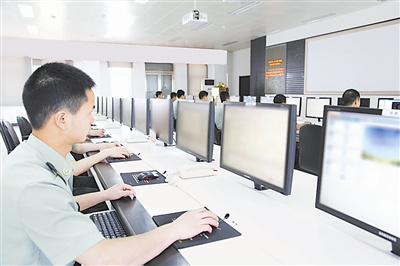 解放军总参某部举行指挥信息系统对抗演练(图)