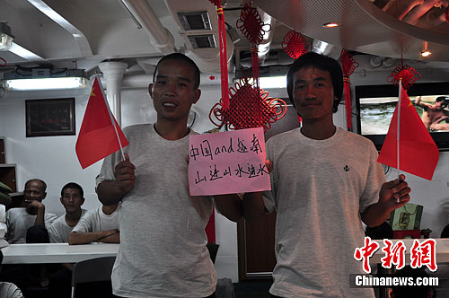 海军护航编队官兵关爱“旭富1号”获救船员