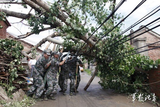 北京卫戍区组织两千余官兵抢险救灾