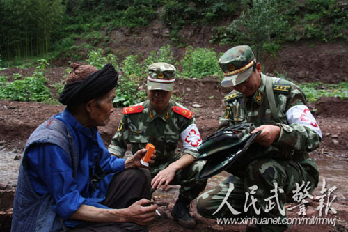 云南昭通武警为受灾群众进行医疗服务