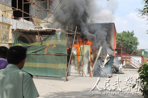 哈尔滨一网吧突发火灾武警官兵紧急施救