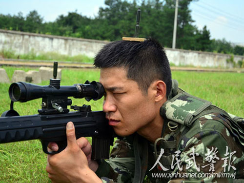 武警狙击手头顶弹壳练操抢稳固性提高射击精度