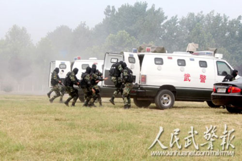 武警特战队组织反劫持演练提高反恐作战能力