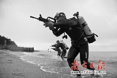 中国两栖侦察兵据枪训练枪杆放硬币20分钟不掉