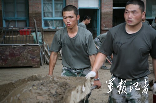 北京卫戍区某团执行灾后清淤工作受好评