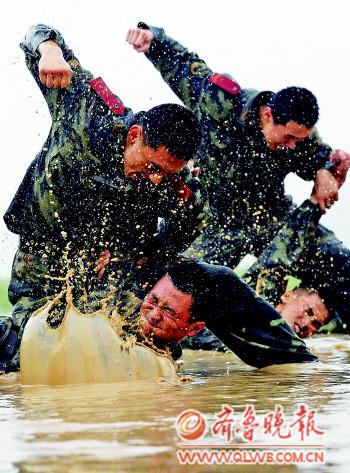 山东武警进行魔鬼式训练拳打脚踢招招不离要害
