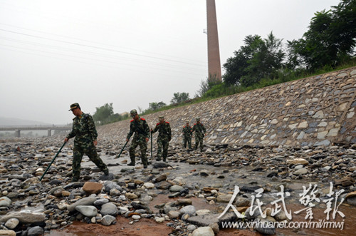 武警官兵搜寻北京暴雨灾害失踪人员