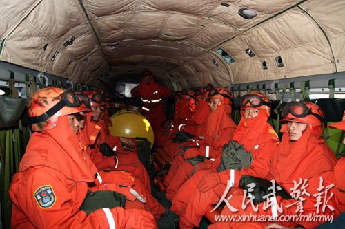 武警部队出动直升机空地联训提升灭火作战能力