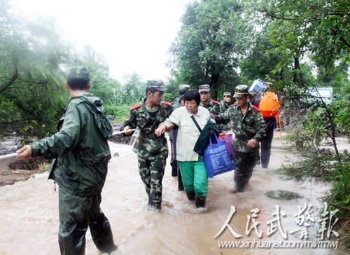 辽宁一水库告急武警部队百余官兵紧急转移群众