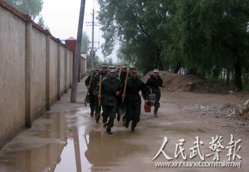 甘肃广河突降大雨居民受灾武警部队全力救援