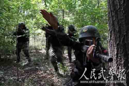 新疆武警展开丛林演练提升部队作战能力(图)