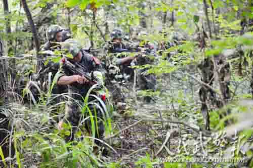 重庆武警协助公安围歼苏湘渝持枪抢劫杀人案犯