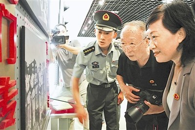 沈阳军区“雷锋团”访客络绎不绝(图)