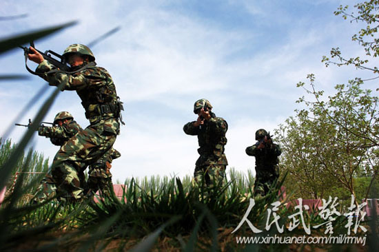 千里戈壁砺特战尖兵青海武警严抓暑期训练(图)