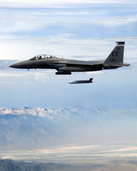 ����F-15E���߱�ʹ��JASSM����������ͼ��