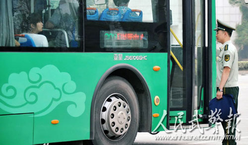 江苏宿迁武警倡导绿色出行活动