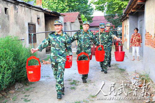 湖北荆门武警持续抗旱20天缓解群众用水困难