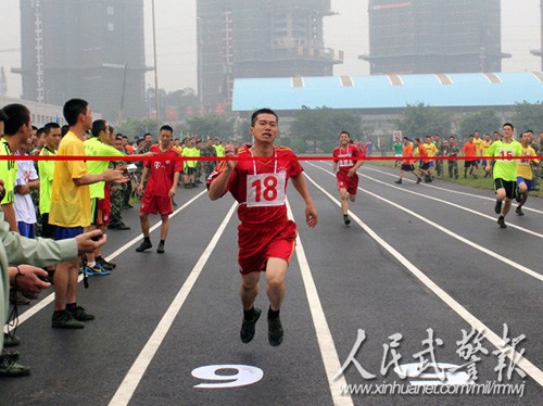 青春涌动:重庆武警军事运动会展风采(图)