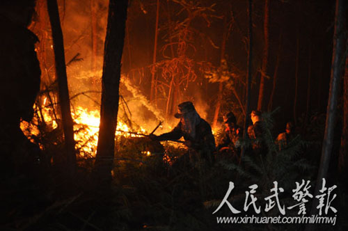 重庆天池林场突发火灾武警200余官兵奋力灭火